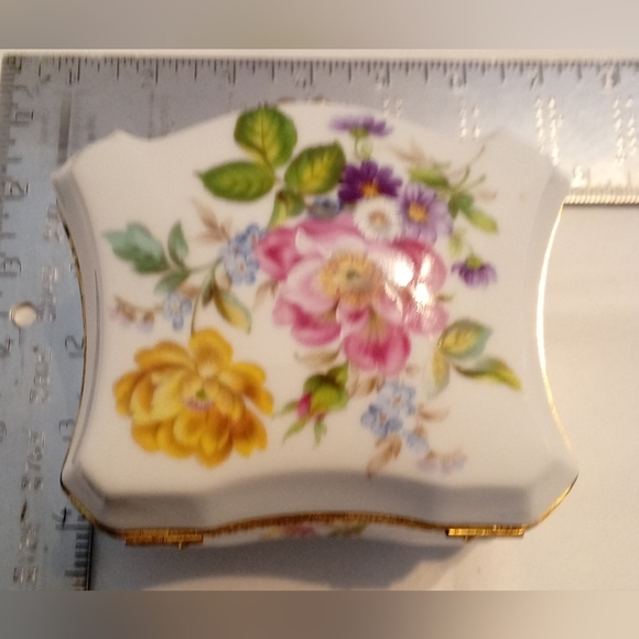 LIMOGES PORCELAIN BOX - Picture 5 of 6